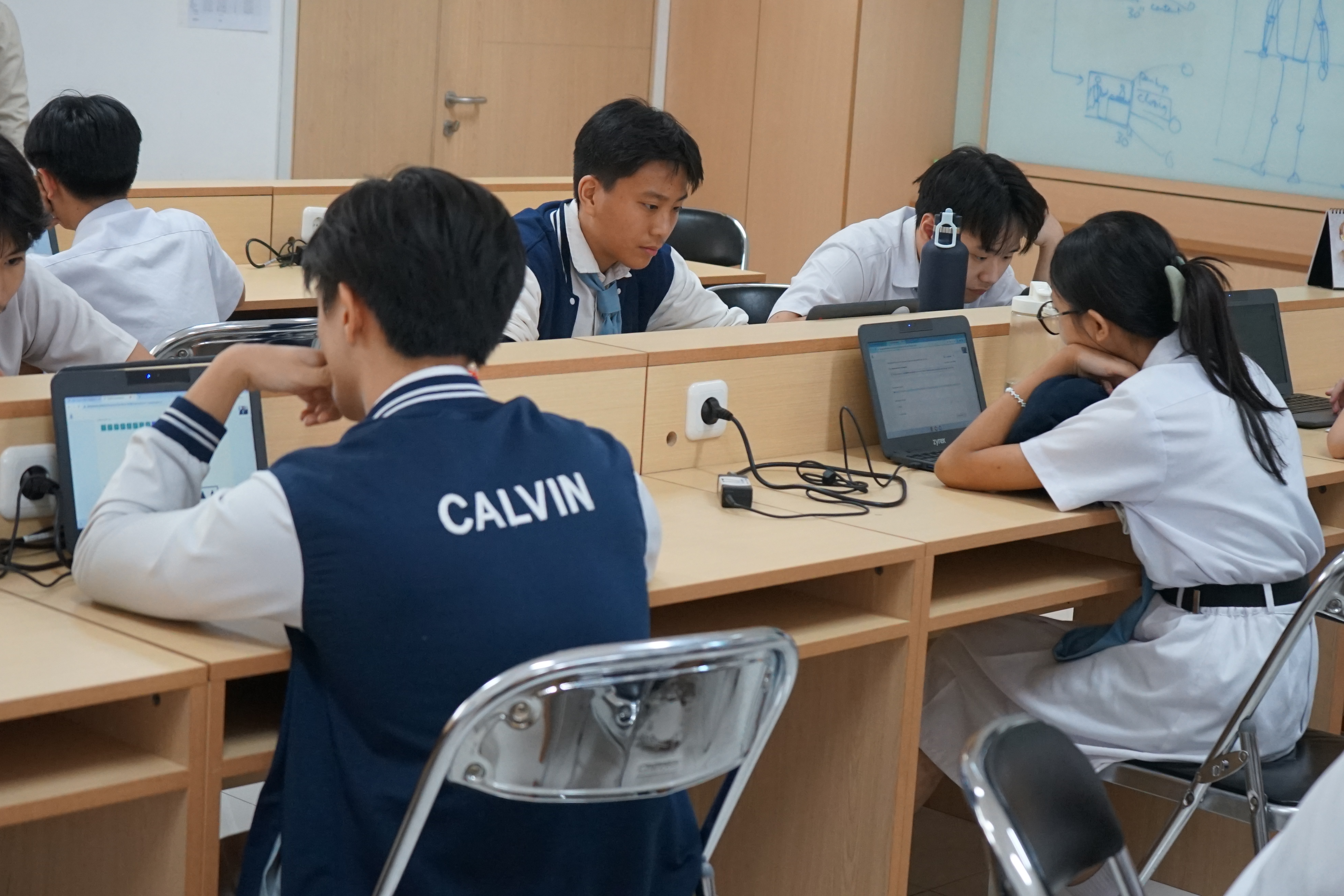 Murid mengerjakan asesmen online